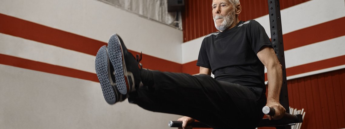 Homem idoso em treino de crossfit