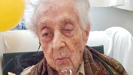 Maria Branyas na comemoração de seu 117º aniversário