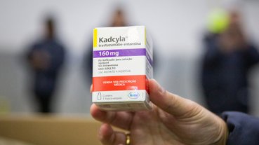 Medicamento contra o câncer de mama Trastuzumabe entansina