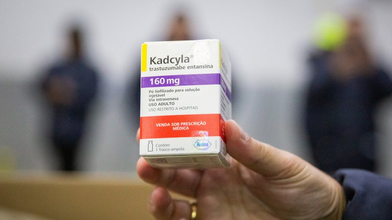 Medicamento contra o câncer de mama Trastuzumabe entansina