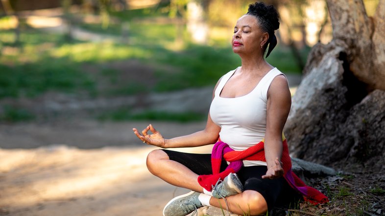 Mulher faz meditação relaxamento menopausa