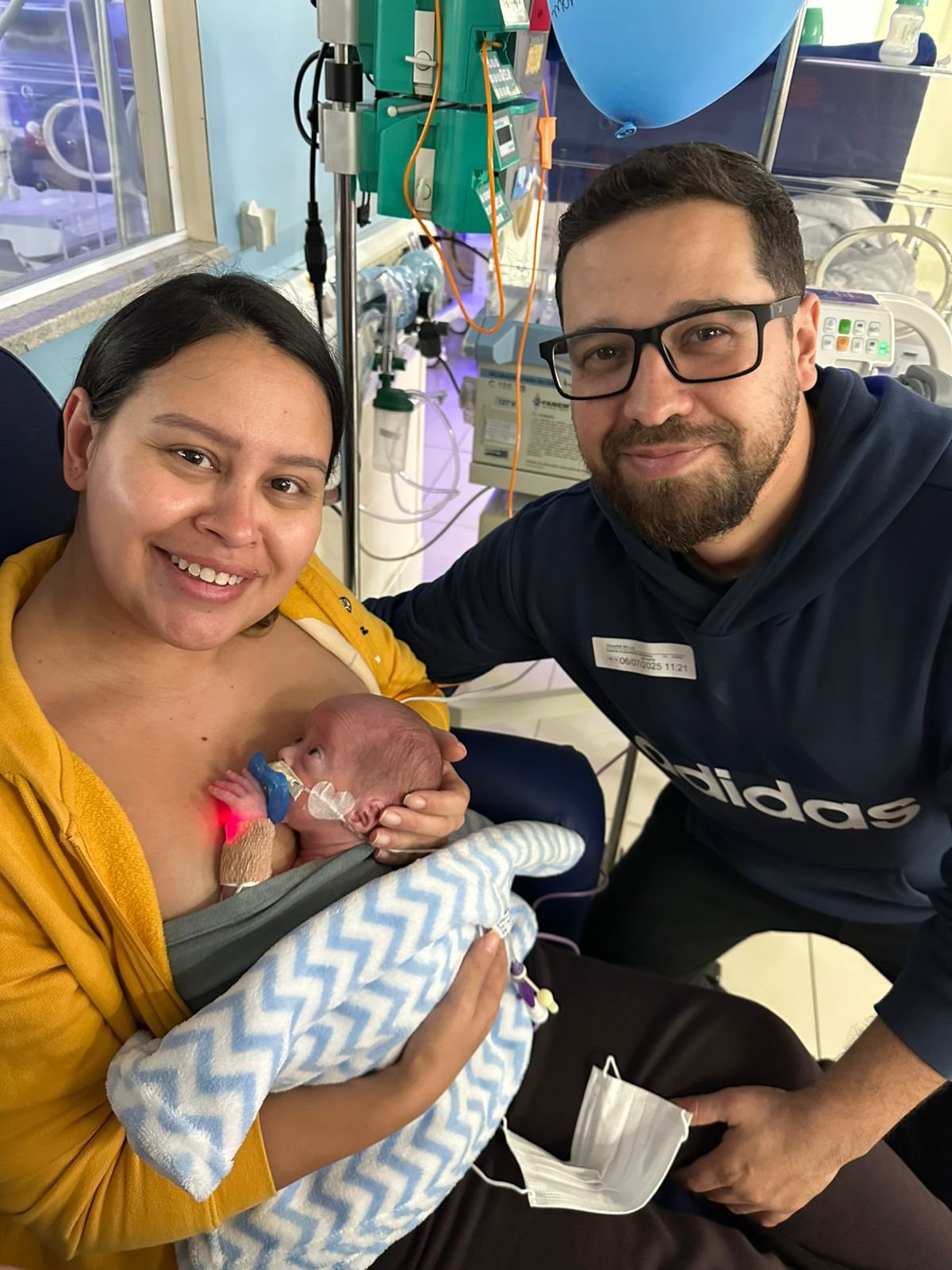 A agente de viagens Aline Bezerra com marido e Leonardo, filho prematuro do casal