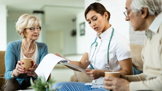 Casal de idosos é atendido por médica