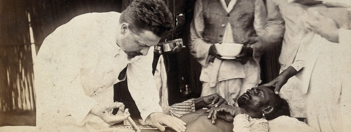 Doutor aplica soro curativo em um paciente com peste bubônica, durante surto em Karachi, na Índia, em 1897