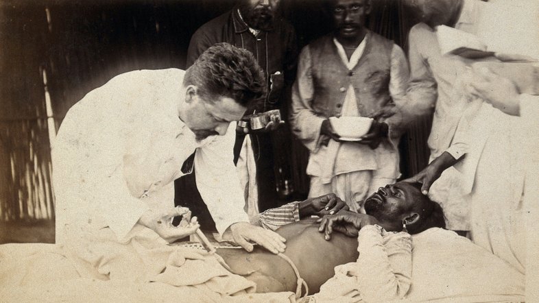 Doutor aplica soro curativo em um paciente com peste bubônica, durante surto em Karachi, na Índia, em 1897