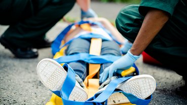 Equipe de paramédicos resgatam um jovem paciente