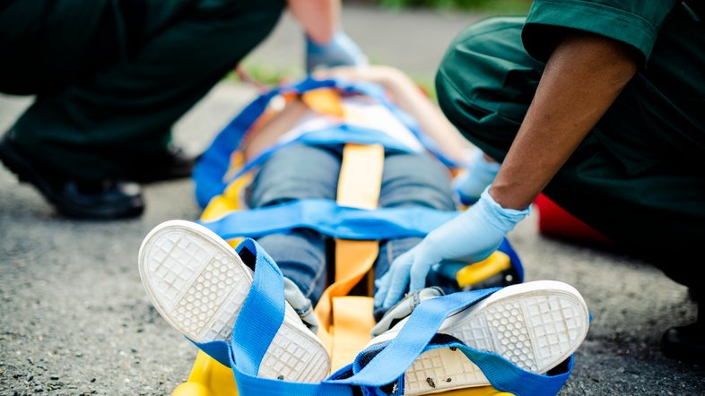 Equipe de paramédicos resgatam um jovem paciente