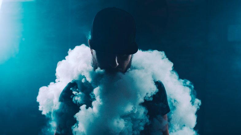 Homem fuma vape