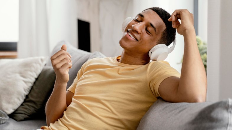 Homem relaxa em casa ouvindo música