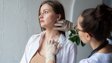 Médica dermatologista examina paciente